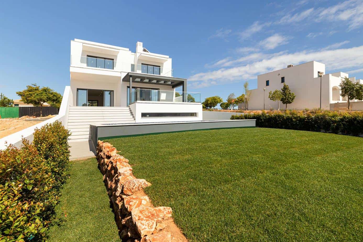 Contemporary villa with 4 bedrooms and pool – ONLY 3 KMS TO BEACH