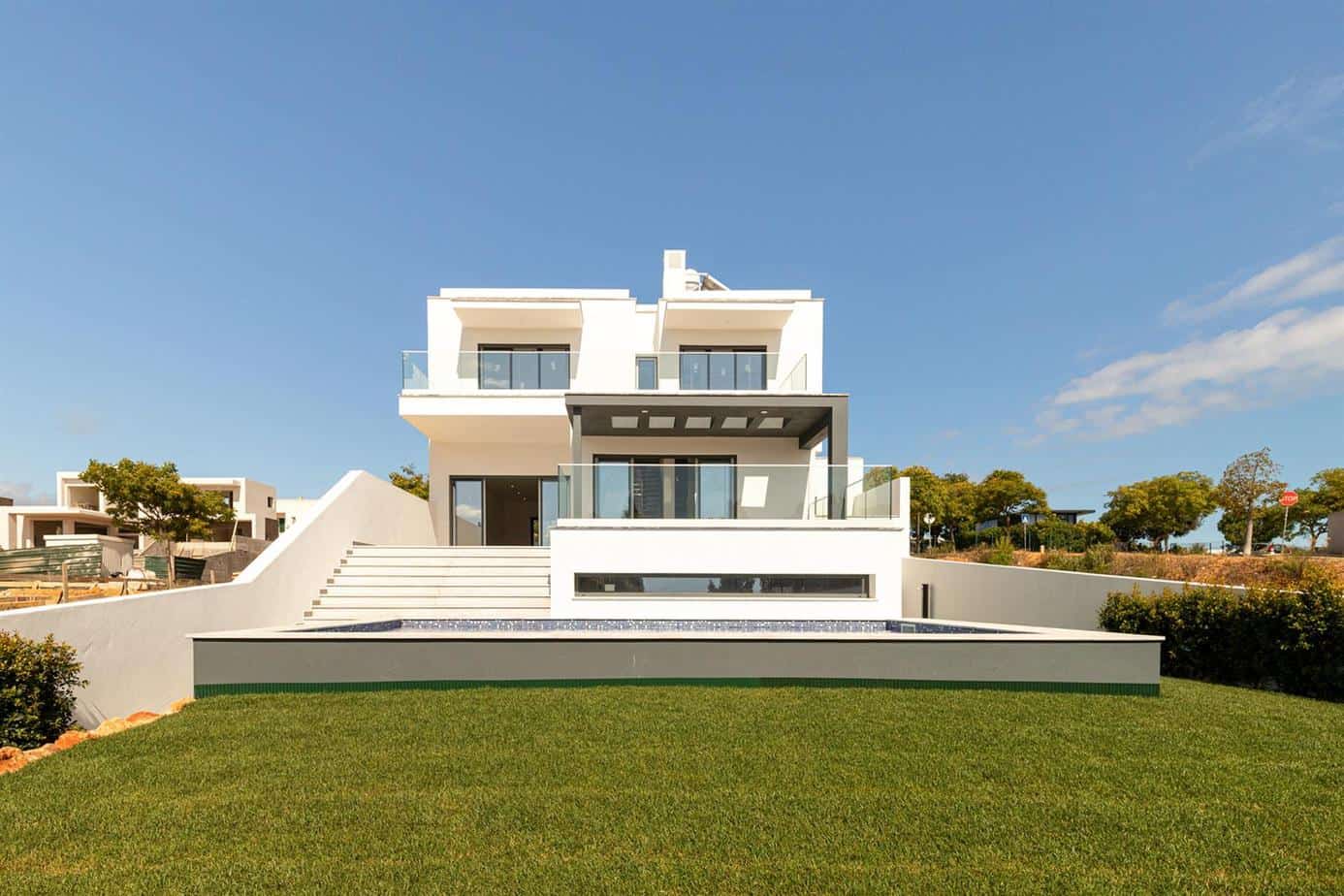 Contemporary villa with 4 bedrooms and pool – ONLY 3 KMS TO BEACH